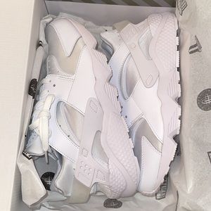 Brand new in box limited edition men’s Nike huaraches